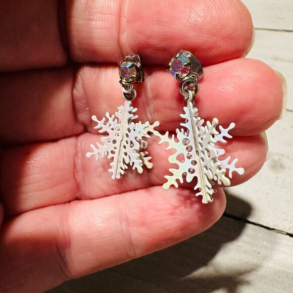 Vintage Avon Holiday Snowflake 3 Dimensional Iridescent Crystal Earrings - Picture 4 of 10
